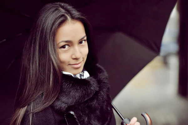 Attraktiv ung flicka med ubrella i en gammal stad — Stockfoto