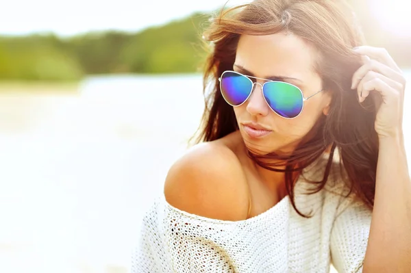 Primer plano de la moda hermosa mujer retrato con gafas de sol —  Fotos de Stock