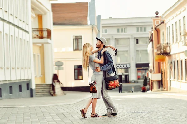 Портрет влюбленной молодой пары, стоящей в старом городе — стоковое фото