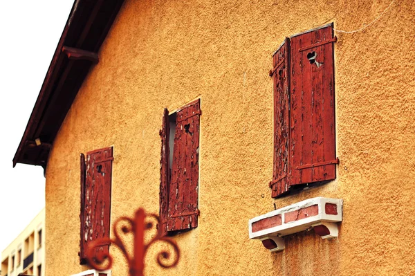 Viejas ventanas de madera en una casa de hormigón — Foto de Stock