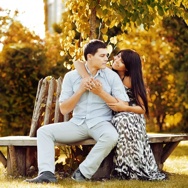 Casal sensual no amor ao ar livre — Fotografia de Stock