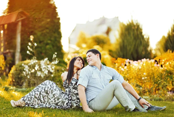 Feliz jovem casal se divertindo ao ar livre — Fotografia de Stock