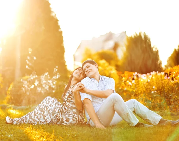 Porträt eines verliebten jungen Paares im Freien — Stockfoto