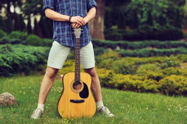 adam gitar ile düşük bölümü