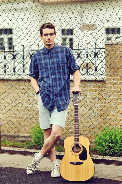 Adolescent garçon avec acoustique guitare — Photo