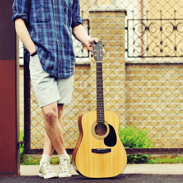 Bonito homem com guitarra — Fotografia de Stock