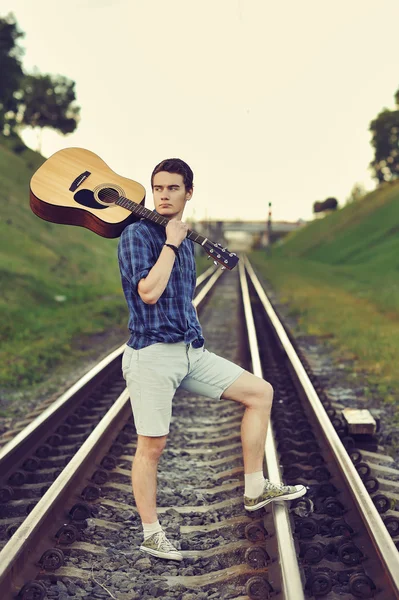 Handsome man with guitar in hand — Stock Photo, Image