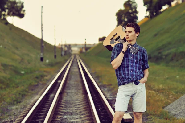 Красеня-чоловіка зі гітара в руках — Stockfoto