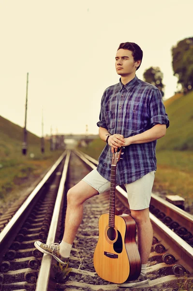 Handsome man with guitar — Stock Photo, Image