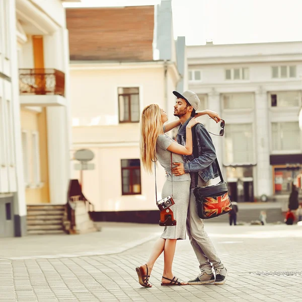 Retrato de pareja joven enamorada de pie en el casco antiguo —  Fotos de Stock