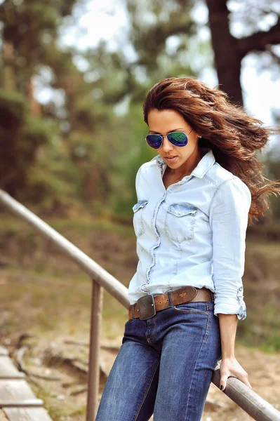Ung sexig brunett kvinna i solglasögon — Stockfoto