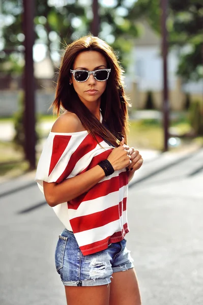 Joven mujer elegante retrato al aire libre —  Fotos de Stock