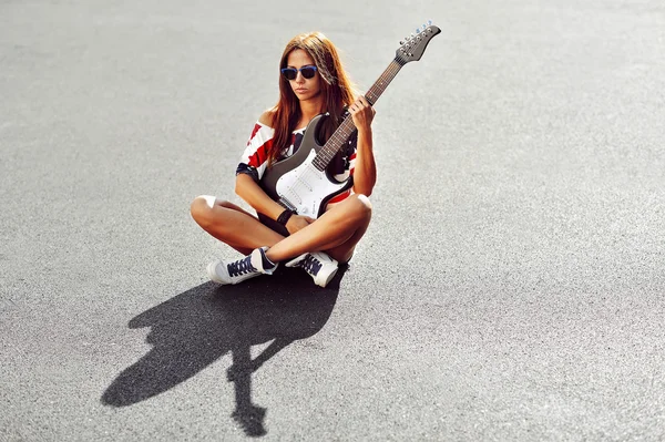 Krásná mladá žena s kytarou - venkovní módní portrét — Stock fotografie