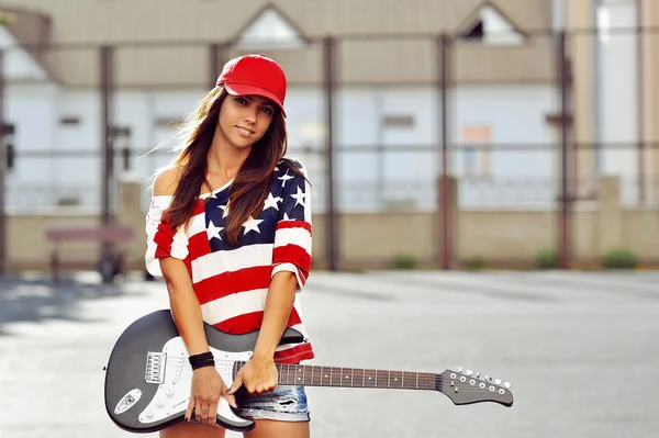 Atractiva joven sonriente mujer con guitarra —  Fotos de Stock