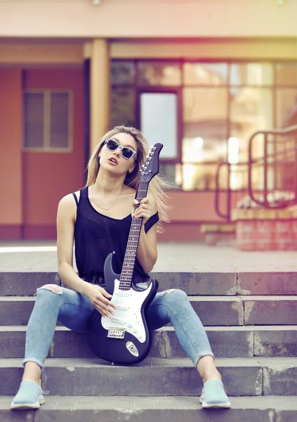 Ritratto di moda di giovane bella donna con chitarra — Foto Stock