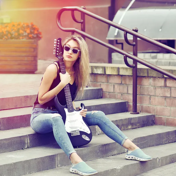 Retrato de moda de joven hermosa mujer con guitarra —  Fotos de Stock