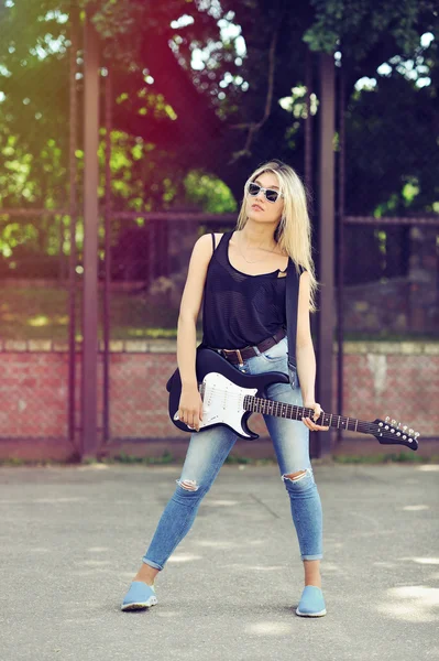 Bella donna con occhiali da sole con chitarra elettrica — Foto Stock