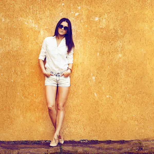 Retrato ao ar livre de mulher de moda jovem usando óculos de sol - ful — Fotografia de Stock
