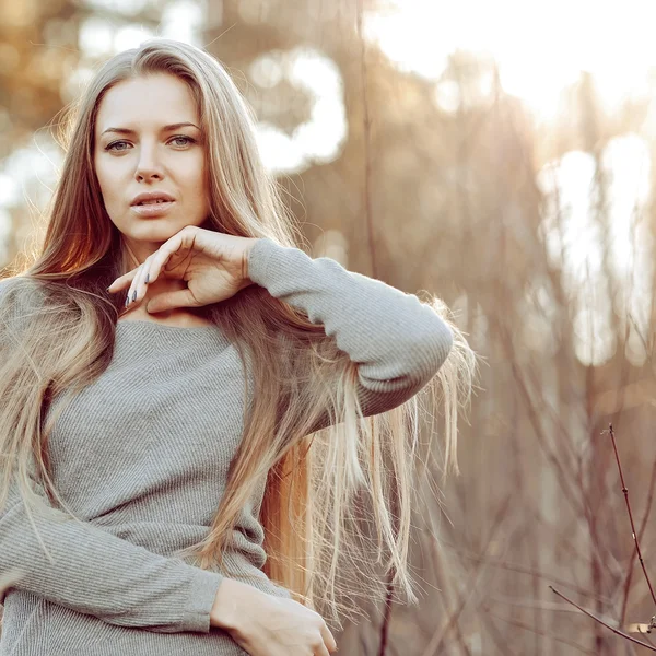 Portret van een mooie blonde buiten in het park — Stockfoto