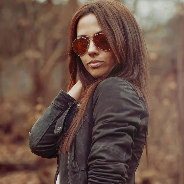 Jolie jeune femme portant des lunettes de soleil — Photo