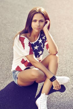 gün batımında yerde oturan seksi kadın 