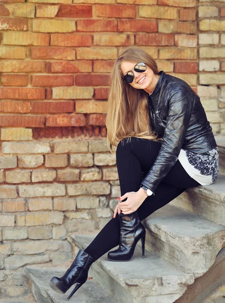 Atractivo retrato de mujer rubia al aire libre —  Fotos de Stock