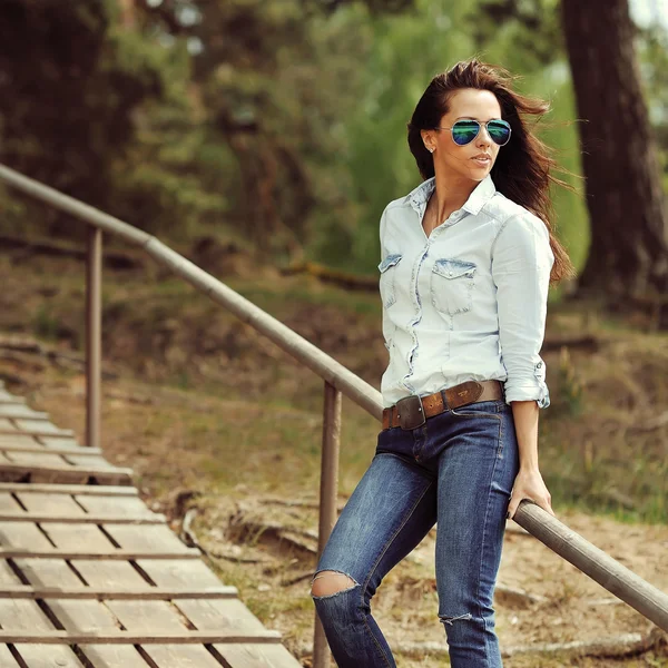 Mulher jovem elegante bonita — Fotografia de Stock