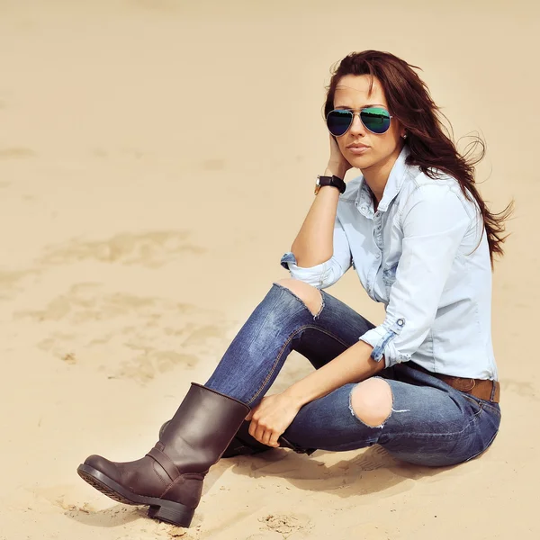 Jonge mooie vrouw in zonnebril op zonnige dag — Stockfoto