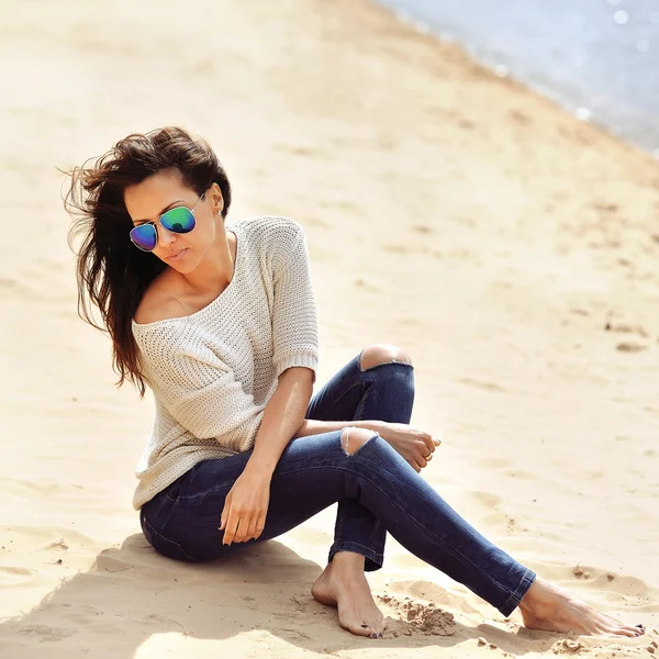 Young beautiful woman in sunglasses at sunny day — Stock Photo, Image