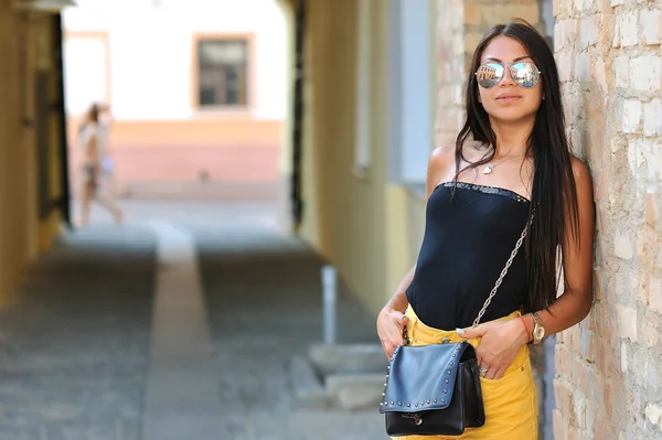 Retrato de moda de jovem mulher usando óculos de sol — Fotografia de Stock