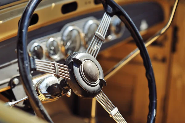 Ancien volant dans une voiture rétro vintage — Photo