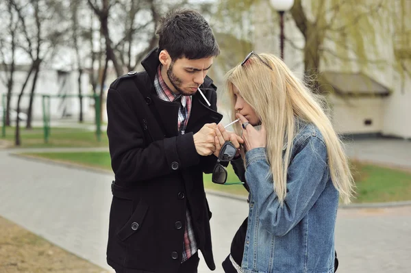 Adolescente pareja fumar — Foto de Stock