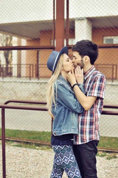 Jeune couple amoureux en plein air — Photo