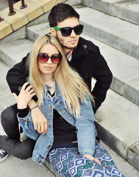 Jovens modernos hipsters elegantes casal — Fotografia de Stock