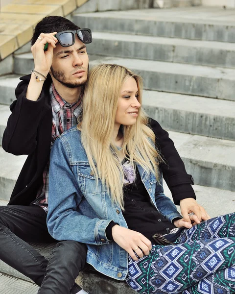 Jovens modernos hipsters elegantes casal — Fotografia de Stock