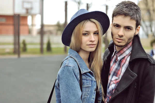 Pareja joven enamorada — Foto de Stock