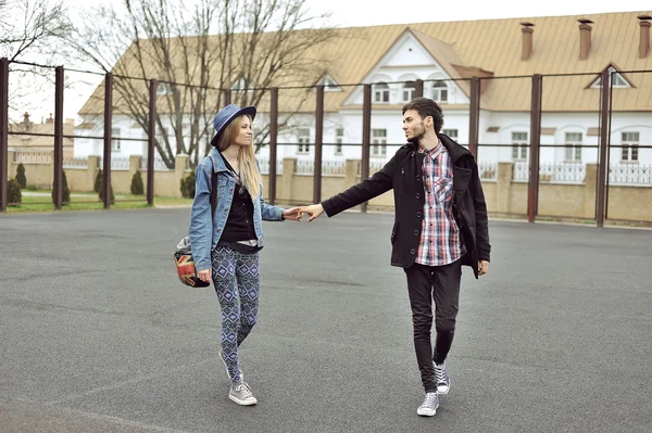 Lunghezza completa di una coppia sorridente che cammina all'aperto — Foto Stock