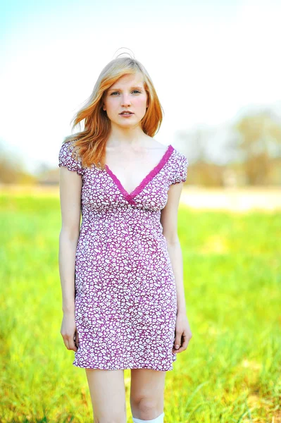 Beautiful young girl in a field — Stock Photo, Image