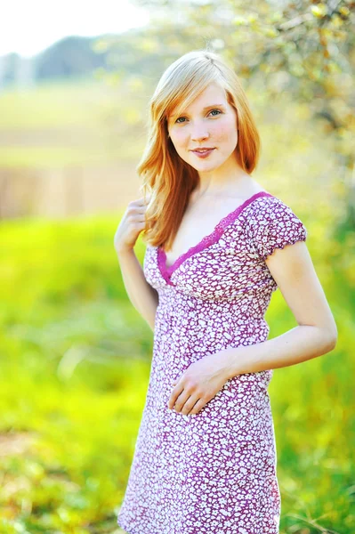 Porträt einer schönen Blondine im Frühling — Stockfoto