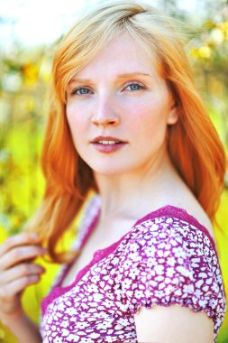 güzel bir sarışın açık portresi