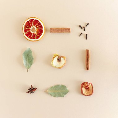 Kurutulmuş meyve ve baharatların kış kompozisyonu ve Noel tatili kokusu. Minimum çerçeve düzleştirilmiş. Tasarımın için yer aç. Noel ya da Yeni Yıl konsepti.