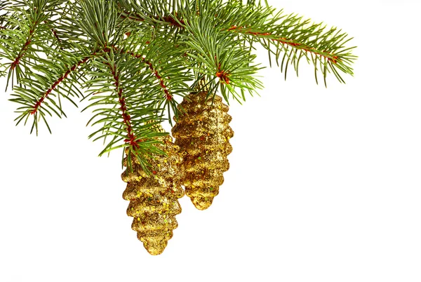 Weihnachtsdekoration. Goldene Tannenzapfen und Weihnachtsbaum — Stockfoto