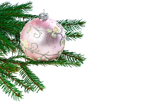 Χριστουγεννιάτικο ροζ μπάλα και έλατα δέντρο σε λευκό φόντο. — Φωτογραφία Αρχείου