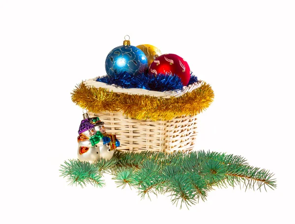 Panier de Noël décoré avec jouets de Noël et tinsel, isolé sur fond blanc — Photo