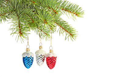 Noel oyuncaklar. çok renkli koni oyuncaklar Noel ağacı üzerinde