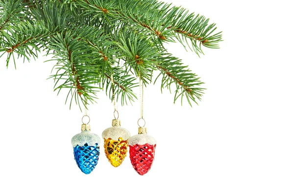 Juguetes de año nuevo. Conos rojos, amarillos y azules en el árbol de Navidad — Foto de Stock