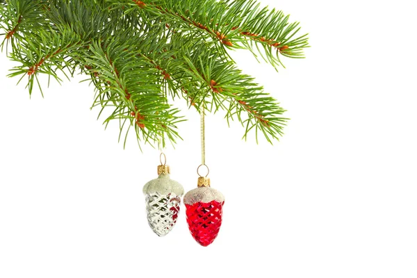 Yılbaşı oyuncakları. Kırmızı ve beyaz oyuncak koni Noel ağacı üzerinde