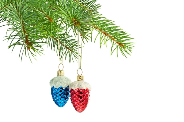 Brinquedos de Ano Novo. cones azuis e vermelhos na árvore de Natal — Fotografia de Stock