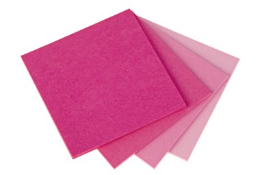 Beyaz arka plan üzerinde renkli Not kağıtları