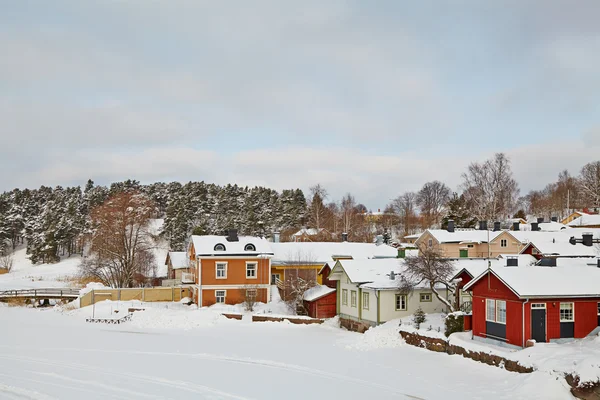 Dřevěné domy na pobřeží řeky ve městě porvoo, Finsko — Stock fotografie